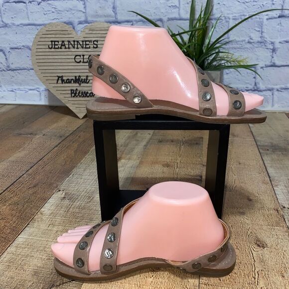 Frye Women's Morgan Hammered Stud Sandal
Size 6.5 - Picture 4 of 12